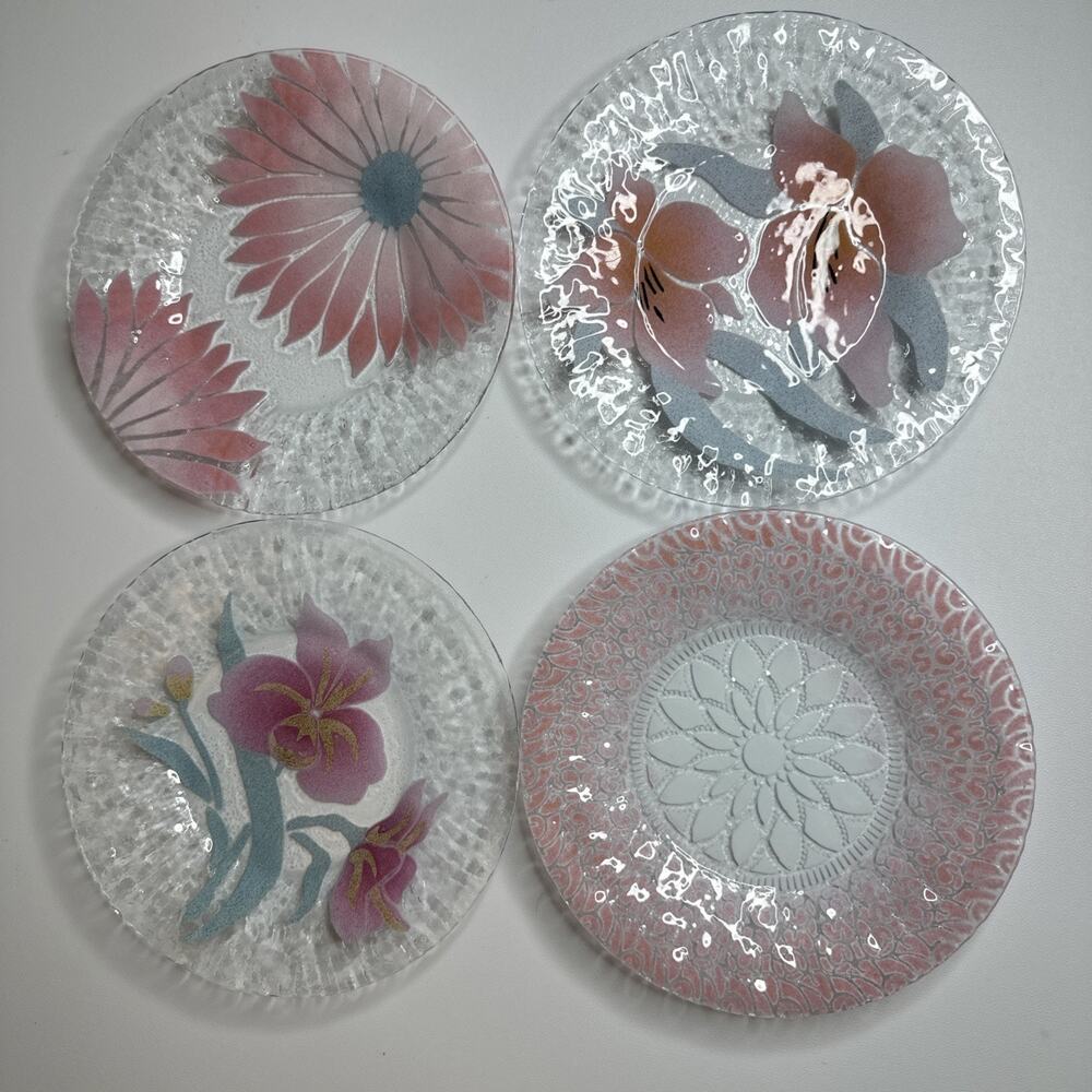 SYDENSTRICKER 4 Pc Handcrafted Pink Daisy Floral Round Glass 8.5in Plates Signed